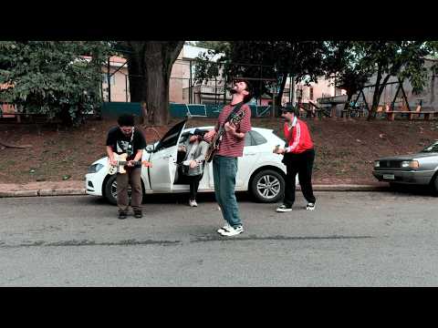 Quase Famosos - Quase Famozoz (Clipe Oficial)