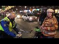 'Vijfenvijftig euro? Dat is wel heel erg!' Politie deelt boetes uit voor fietsen zonder verlichting