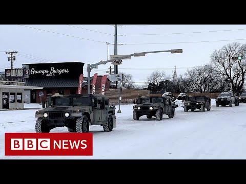 "裡面都凍僵了"。冬天的風暴襲擊了德克薩斯州 - BBC新聞 ("It's frozen inside": Winter storm hits Texas - BBC News)