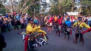 Download lagu Traditional dance on the street, jathilan the javanese classic horse dance mp3