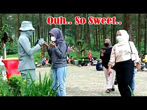 statue-prank-indonesia-is-really-funny-prank-becomes-a-living-statue