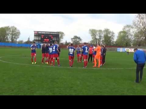 Radość piłkarzy i kibiców Odry Opole po meczu z Siarką (4-3)