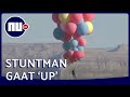 Stuntman vliegt hangend aan 52 ballonnen boven woestijn in VS | NU.nl
