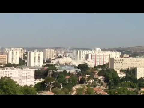 Marseille : abattage à l'explosif de la tour des cyprès b