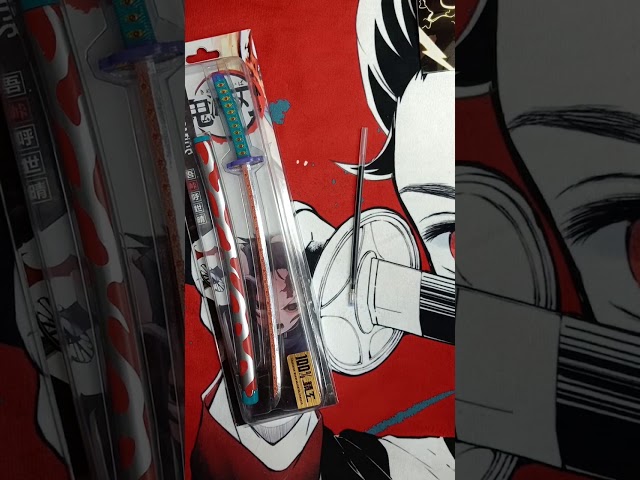 Vídeo relacionado con 1 bolígrafo de gel Demon Slayer modelo de arma para regalo, colección, escritura con soporte de espada de recambio para bolígrafo (Tsuyuri Kanawo)