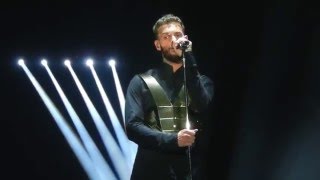 Entre parenthèse début; M POKORA; RED tour