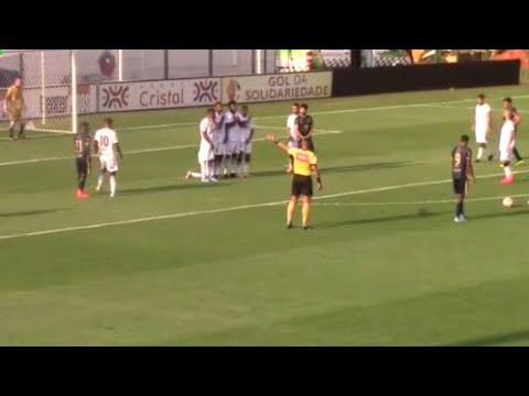 Alex Henrique cobrando falta empata para Aparecidense, Aparecidense 1x1 Goiânia