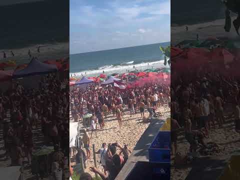 "Hinchada de Lanús PTE en la Barra da Tijuca, Rio de Janeiro, Brasil. Final de la Recopa vs Flamengo" Barra: La Barra 14 &bull; Club: Lanús