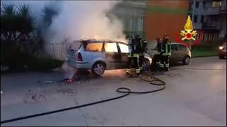 auto-in-fiamme-ad-avellino-l-intervento-dei-vigili-del-fuoco