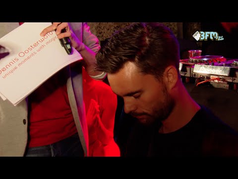 Dennis Oosterwold hypnotiseert 3FM-DJ Domien Verschuuren