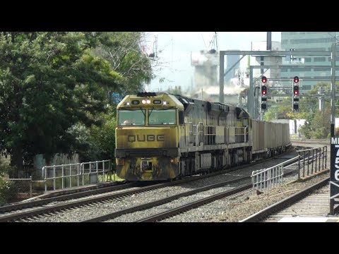 QL003 and QL011 QUBE freight at Middle Footscray