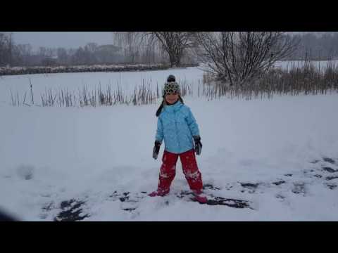 2016 Dec Keatyn does splits on ice