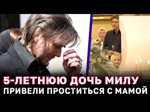 Петр Чернышев с 5-летней дочерью на похоронах Анастасии Заворотнюк