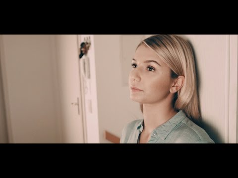 Nicole Cross - Worth The Wait (Acoustic Version / Official Lyric Video)