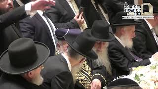 מנהיג הדור מרן הרב יצחק יוסף בחתונת בת הג"ר חנוך כהן ונכד הג"ר שמואל בצלאל (מורשת מרן) - התמונה מוצגת ישירות מתוך אתר האינטרנט יוטיוב. זכויות היוצרים בתמונה שייכות ליוצרה. קישור קרדיט למקור התוכן נמצא בתוך דף הסרטון