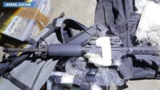 Pistole, granate, fucili e droga nel sottotetto nel quartiere Regio Parco: 49enne arrestato