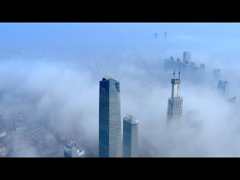 Uma certa paisagem na China | Cidade de Qingdao acima das nuvens