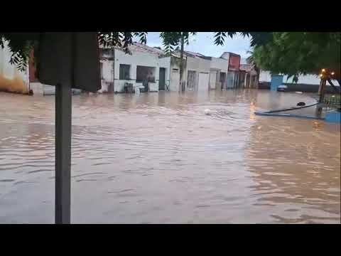 Forte chuva alaga rodoviária de Tanhaçu, Bahia 