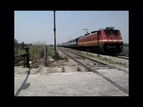 Tremendous Offlink : South Indian ED WAP4#22549 powers North Indian 12478 Sindhu SF Express !!