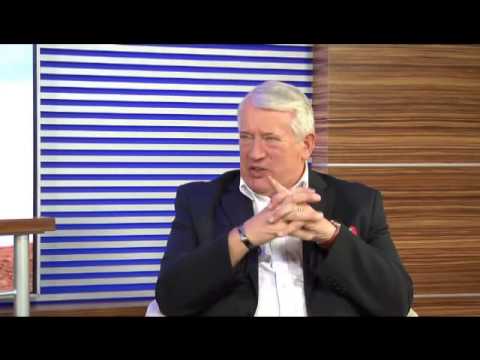 Max Erdmann spricht mit Sänger Fiete Münzner