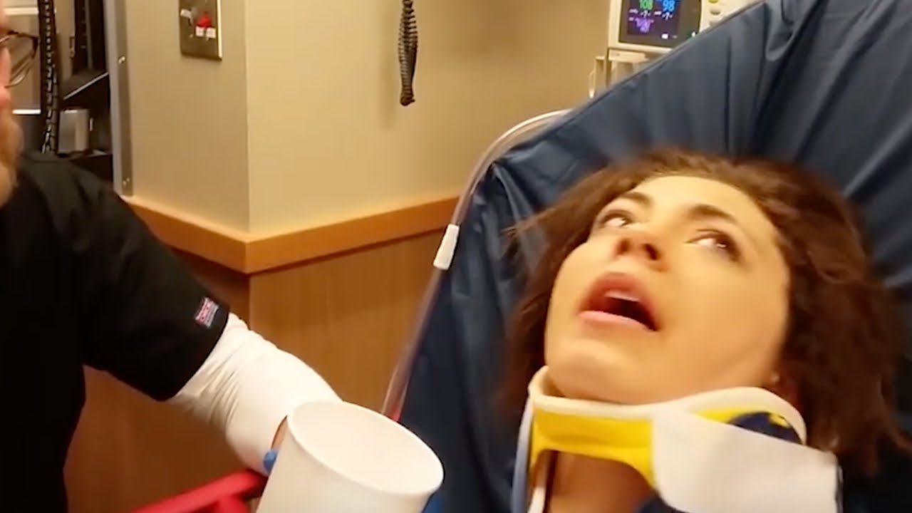 Garota anestesiada deixa enfermeiro vermelho de vergonha