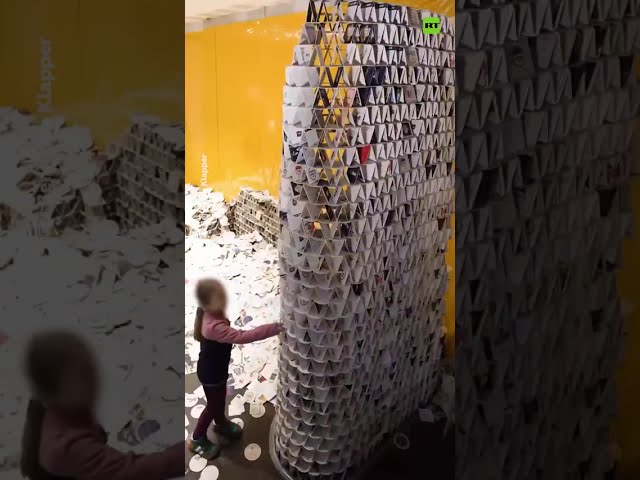 Niña derriba escultura de más de 60.000 posavasos que pretendía romper récord mundial