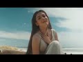 கடற்கரையில் கவர்ச்சி காட்டி இளம் நடி