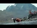 বরফ কেটে গোসল করছে এক সাধু বাবা কেমনে �