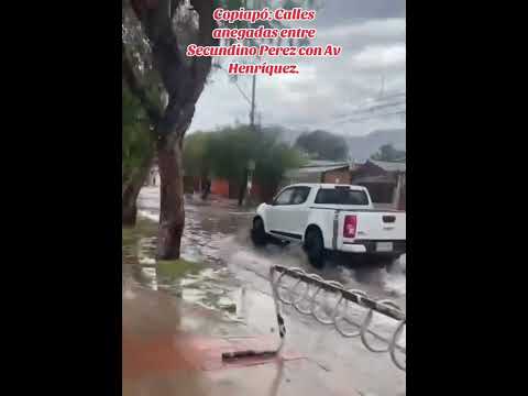 Vecina de Copiapó muestra calles inundadas tras lluvia en Atacama