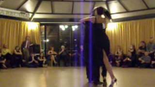 GERARDO QUIROZ Y ROBERTA COEN BAILAN POR MERCEDES SOSA