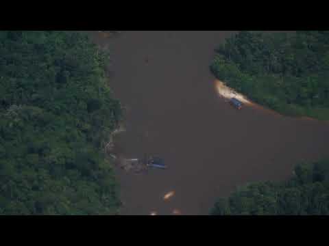 Dragas sobre el río Nanay, Loreto, en Perú