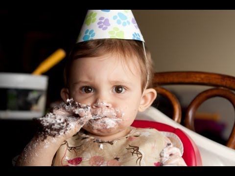 Най-сладкото нещо? Бебета хапват торта!