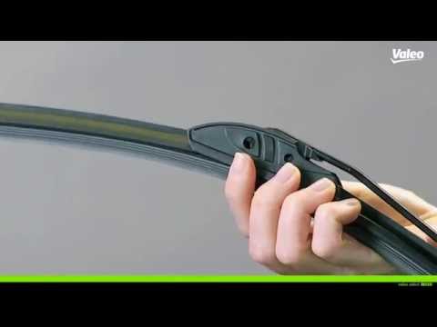 Install your Valeo First wiper blade with a Hook adaptor