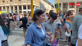Milano Pride 2026, Schlein arriva a sorpresa e canta ‘maledetta primavera’