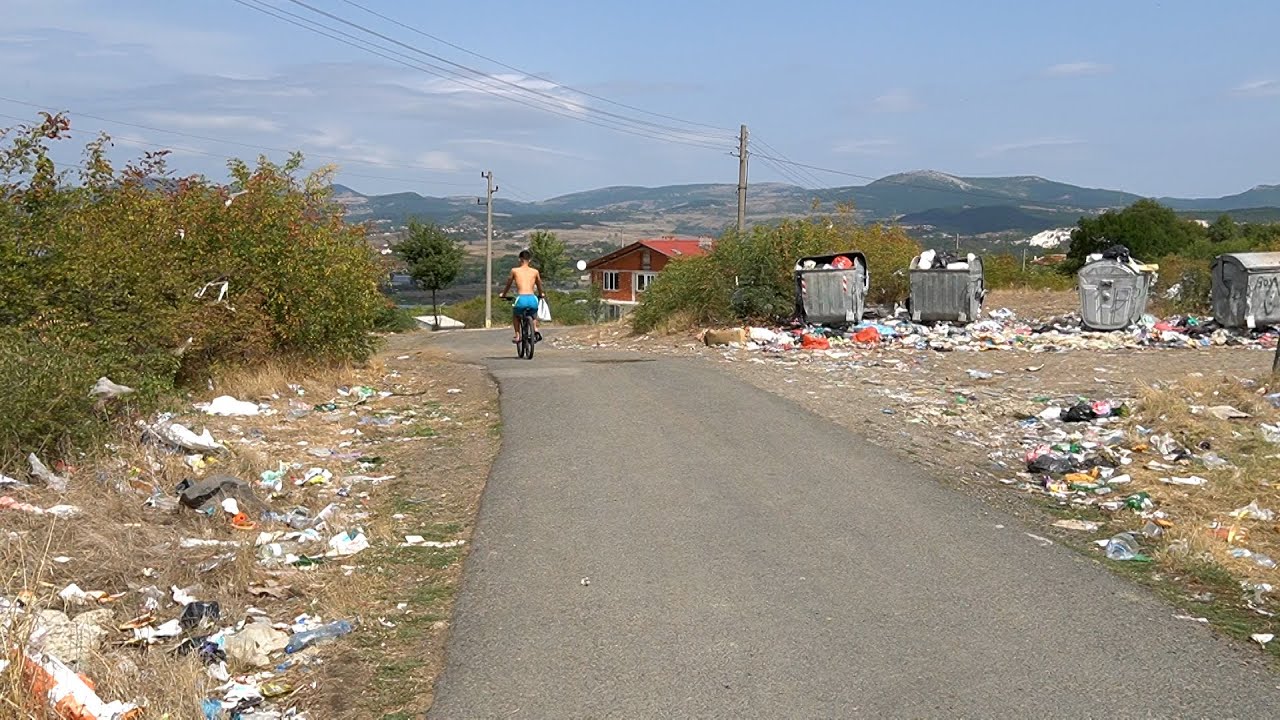 Пътят към крепостта Вишеград край Кърджали е осеян с боклуци
