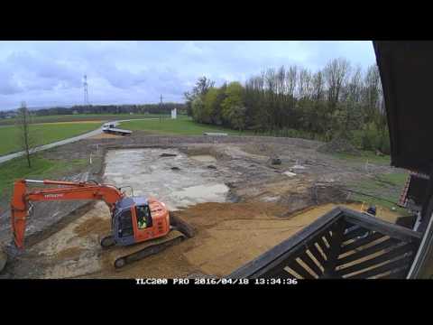 Fertigteilhaus - Aushub mit Bagger für Fundament und Bodenplatte im Zeitraffer