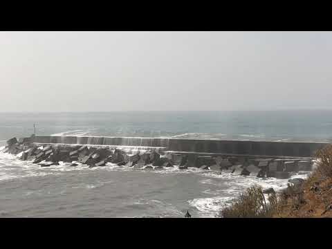 La Palma 2019 - Meterhohe Wellen peitschen gegen die gigantischen Wellenbrecher.