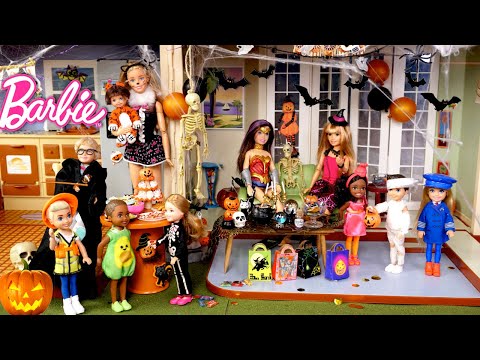 Barbie Doll Family Throw a Halloween Party