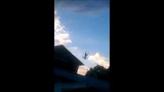 preview picture of video 'Hombre Volando sin paracaidas ni equipos Increible ! cae de cabeza Oh mi Dios   Incredible man fligh'