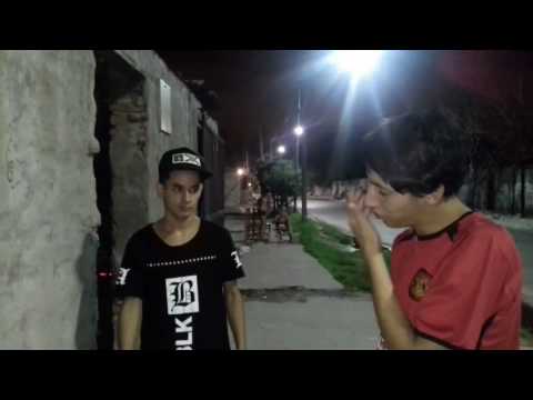 Rapeando en la vereda de casa