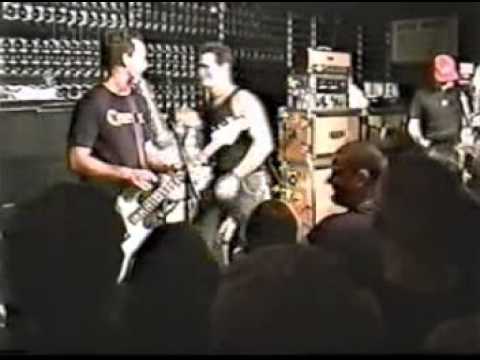 Blink 182 - 04 - Family Reunion (Live In San Diego 7-25-00)