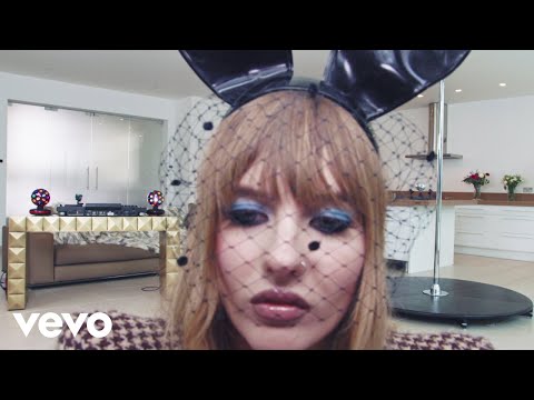 Victoria, Tommy Genesis, Miss Bashful - T-Shirt (Official Video)