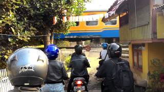 preview picture of video 'Palang Pintu Rel Kereta Api di Bandung'