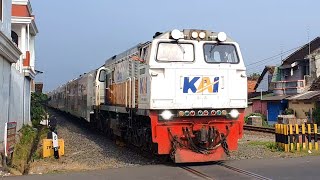 Download lagu Aktivitas Stasiun Mojokerto Banyak Kereta Api Keluar Masuk ! Ada Kereta Elit Sancaka dan Jayakarta mp3