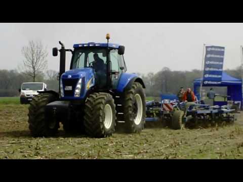 New Holland T 8040 in Aktion .