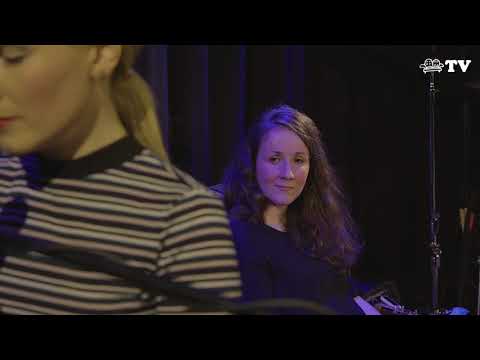 LAURA LIEBESKIND covert FRANZISKA GÜNTHER november noon BEI HEMPELS AUFM SOFA 10.02.2018 12/18