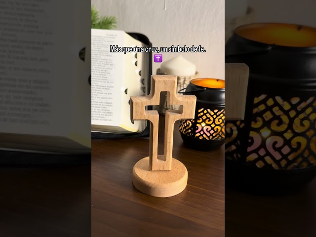 Vídeo relacionado con KASSIS Cruz colgante de madera de olivo, bordes redondeados 13 cm - Crucifijo de Belén hecha a mano - Regalo para confirmación, comunión y bautizo, Decoración religiosa, bendición para el hogar