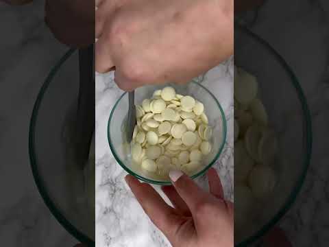 How to melt chocolate #chocolate #chocolatecoveredstrawberries #howto #tutorial #meltingchocolate