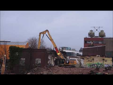 Bagger CAT 352 F longfront - Super Wetter für den Abriss: Regen ohne Ende