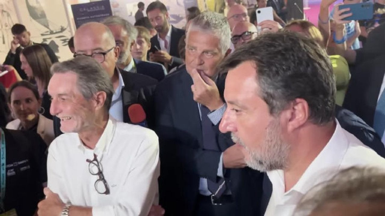 Stretta di Mano tra Salvini e Fontana (Lombardia) al padiglione del Mit al Meeting di Rimini
